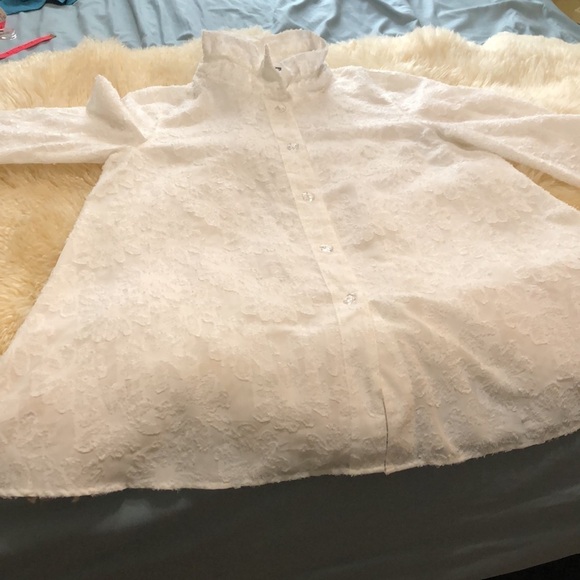 Unique white button up top size M - Picture 6 of 10